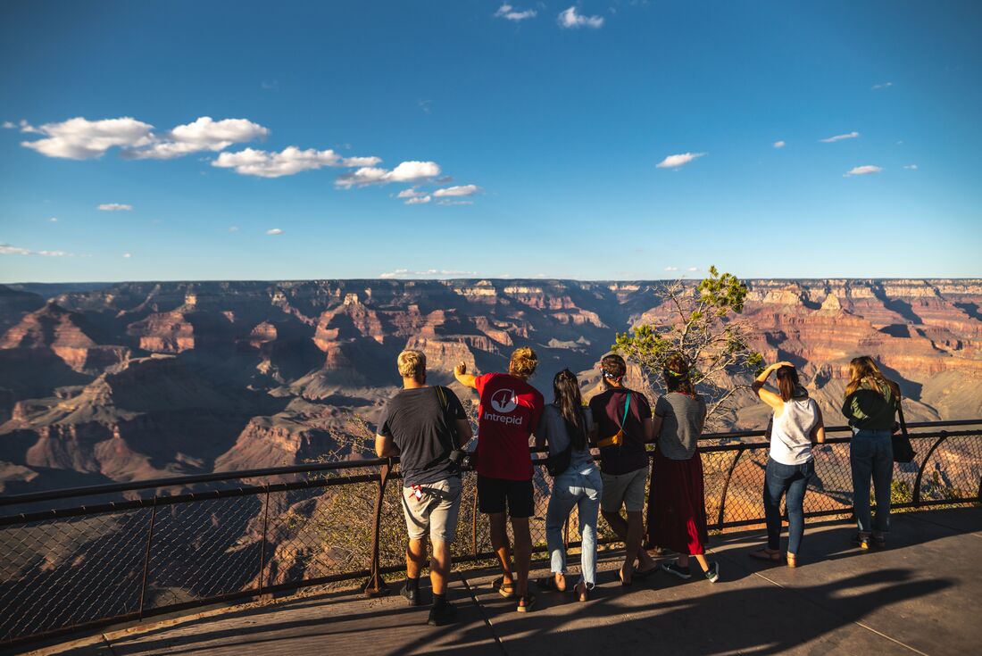 Travellers looking out over the majestic landscape of the Grand Canyon