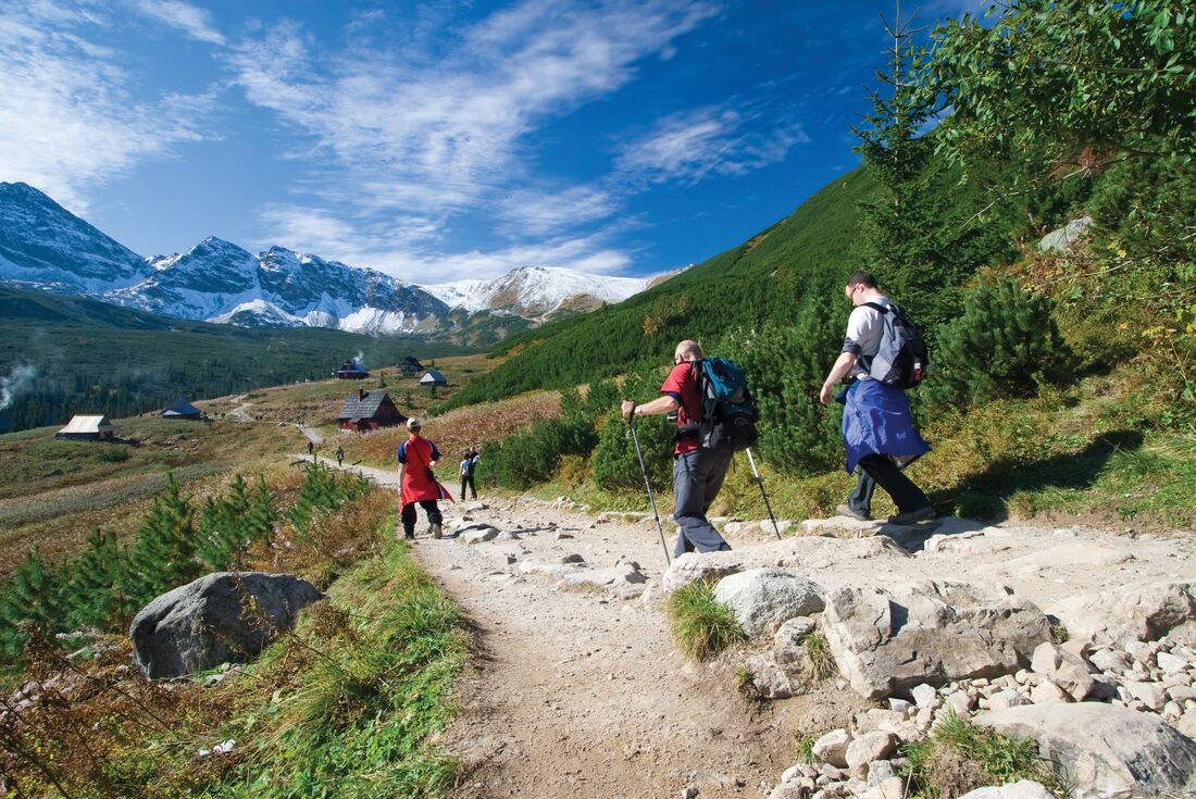 poland_tatra-mountains_group-trekking-landscape
